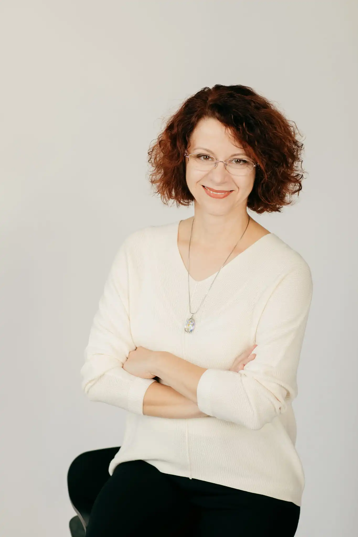 Adriana Laszlo într-un cadru cald de cabinet