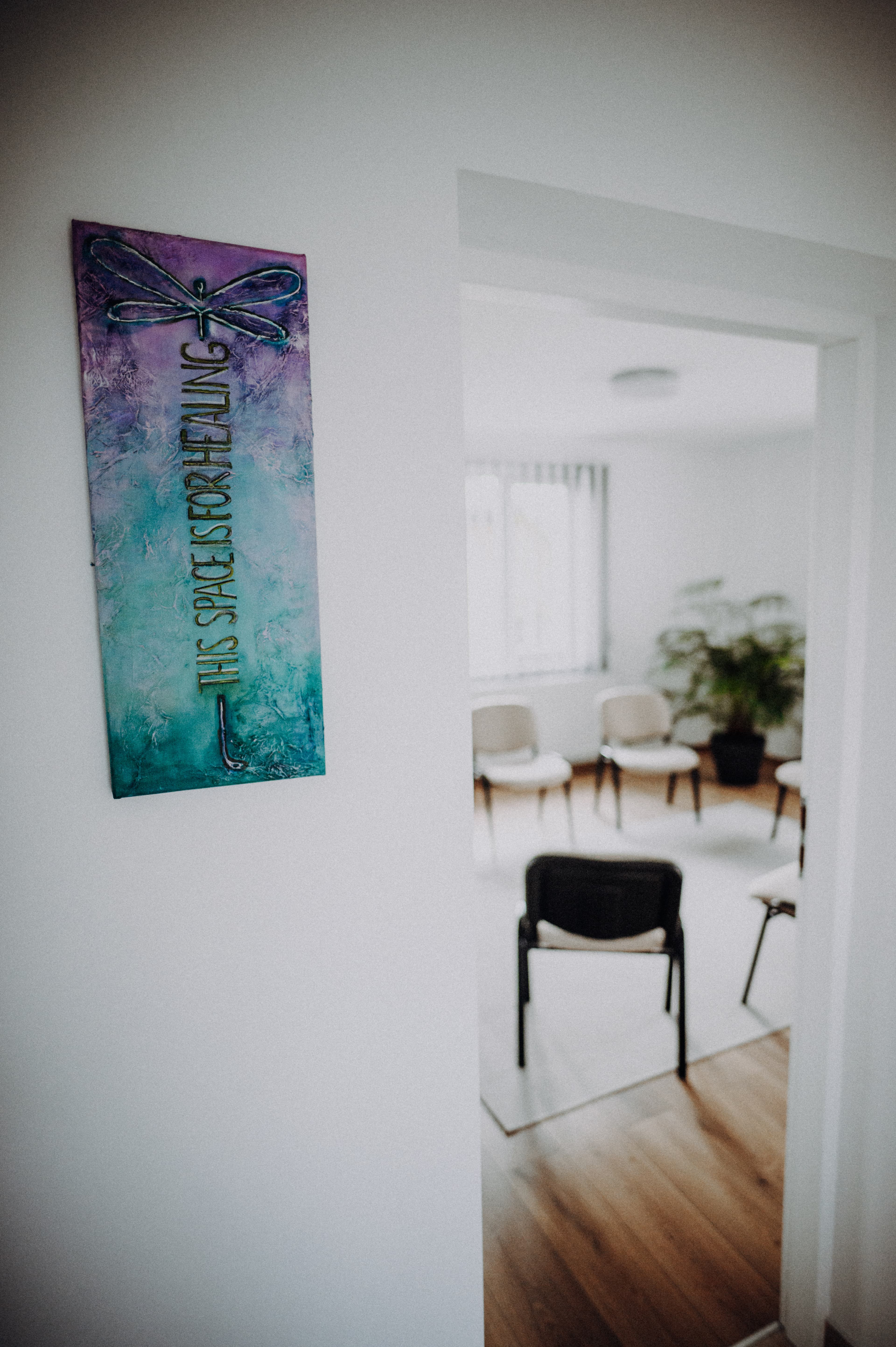 Spațiu terapeutic calm, pregătit pentru o sesiune de psihoterapie